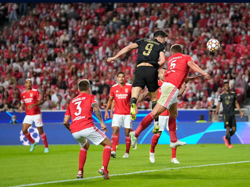 Robert Lewandowski tiếp tục uy hiếp khung thành đối phương.(Nguồn: Fcb.com)