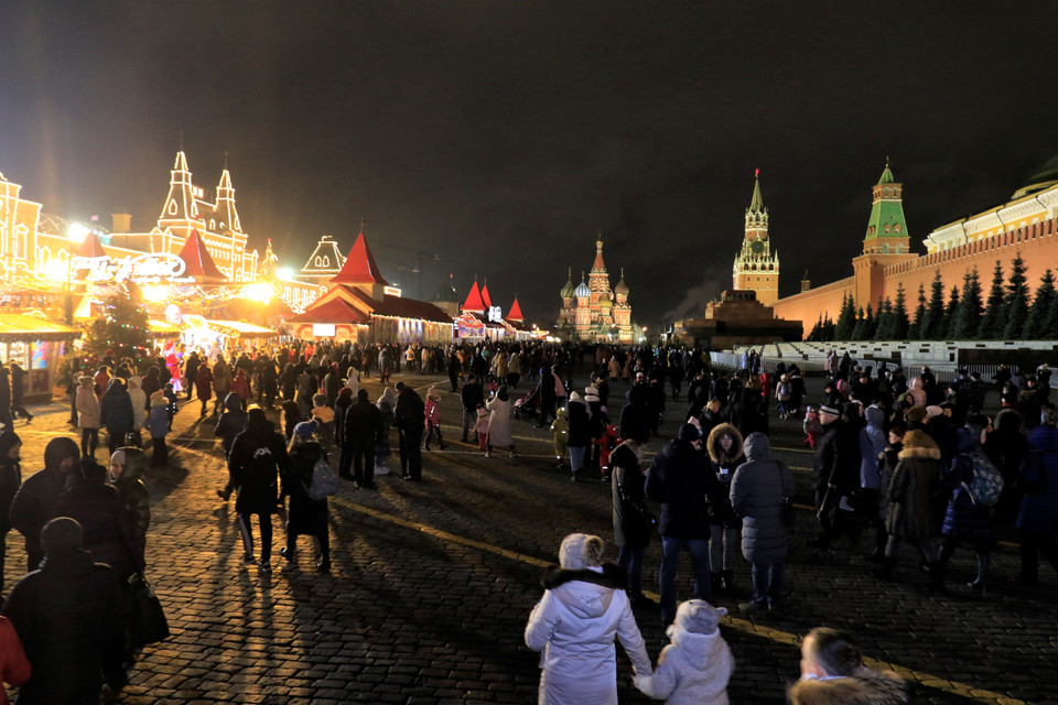 Hàng ngàn người dân Moskva và du khách đổ về quảng trường Đỏ ở trung tâm Moskva tận hưởng không khí chào đón Năm mới 2020 đang tới gần. (Ảnh: Trần Hiếu/TTXVN)