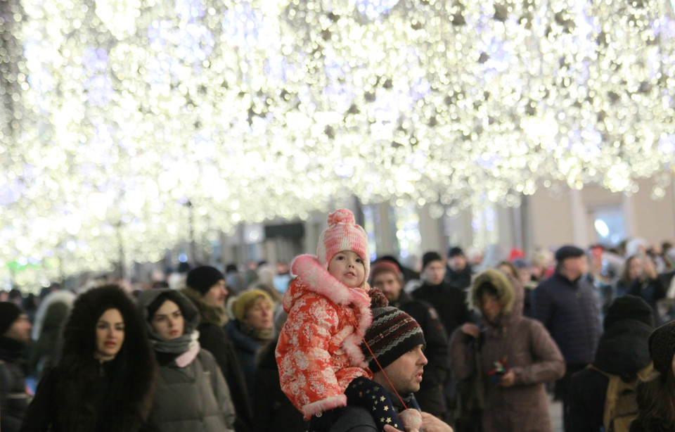 Người dân Moskva dạo chơi trên các tuyến phố trung tâm vào các buổi tối. (Ảnh: Trần Hiếu/TTXVN)