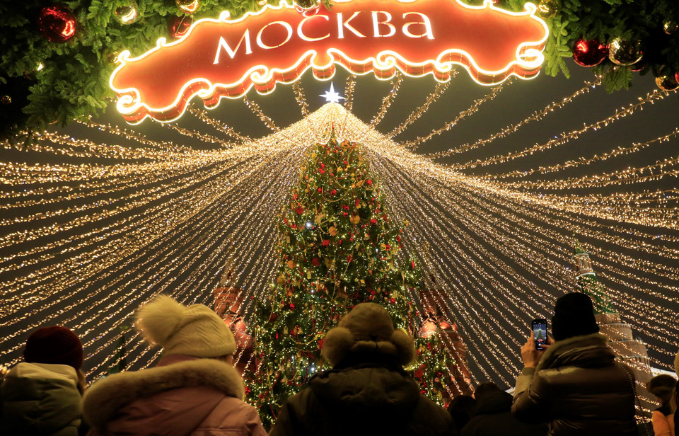 Cây thông Năm mới tại quảng trường Manezh ở trung tâm thủ đô Moskva. (Ảnh: Trần Hiếu/TTXVN)