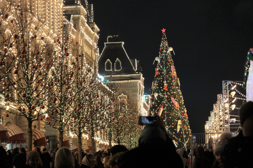 Trung tâm thương mại GUM bên quảng trường Đỏ được trang hoàng lộng lẫy. (Ảnh: Trần Hiếu/TTXVN)