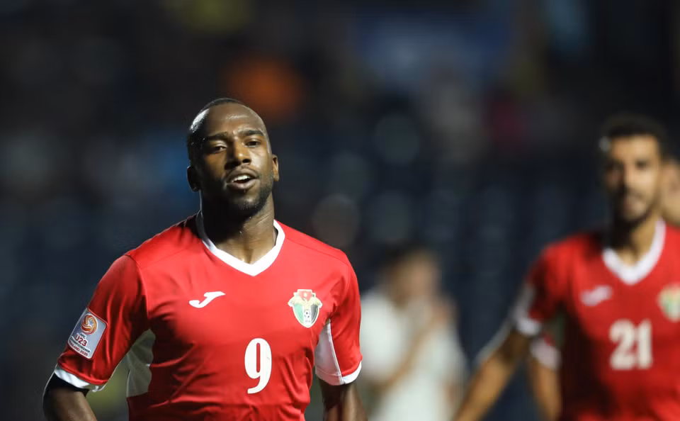 Thế nhưng, U23 Jordan mới là những người mở tỷ số trước với bàn thắng của Mohammad Bani Atieh trên chấm penalty ở những phút cuối cùng hiệp 1. (Ảnh: Nguyên An/Vietnam+)