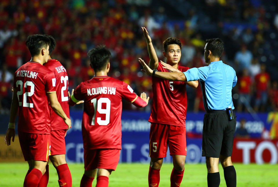 Tuy nhiên, pha dứt điểm này đưa bóng đập người hậu vệ U23 UAE. U23 Việt Nam cho rằng bóng đã chạm tay trong pha cản phá, nhưng trọng tài chính sau khi tham khảo VAR thì đã từ chối quả phạt 11 mét cho đội áo đỏ. (Ảnh: Nguyên An/Vietnam+)