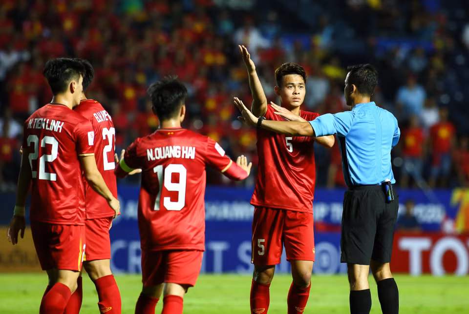 Tuy nhiên, pha dứt điểm này đưa bóng đập người hậu vệ U23 UAE. U23 Việt Nam cho rằng bóng đã chạm tay trong pha cản phá, nhưng trọng tài chính sau khi tham khảo VAR thì đã từ chối quả phạt 11 mét cho đội áo đỏ. (Ảnh: Nguyên An/Vietnam+)