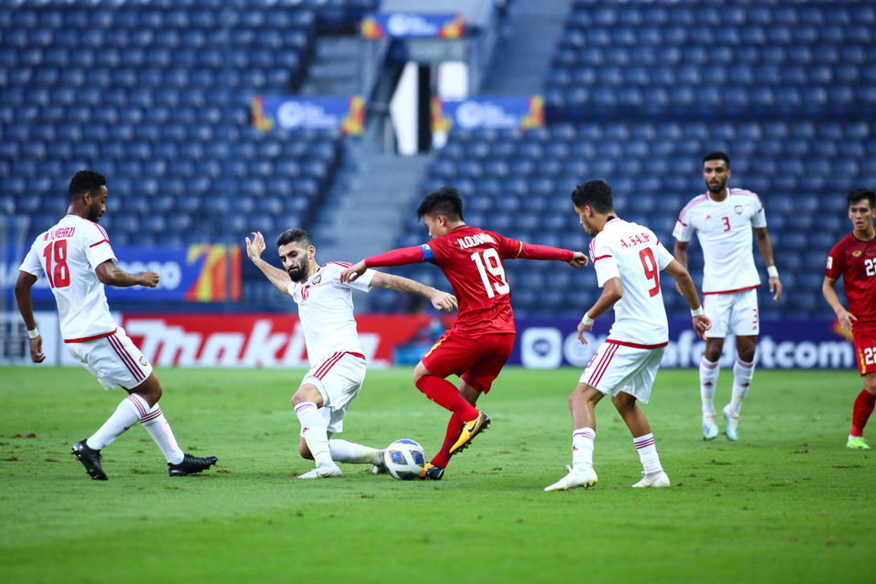 U23 Việt Nam nhập cuộc tự tin trước đối thủ được đánh giá cao hơn U23 UAE. Quang Hải và động đội xử lý bóng tốt và có thế trận chặt chẽ. (Ảnh: Nguyên An/Vietnam+)