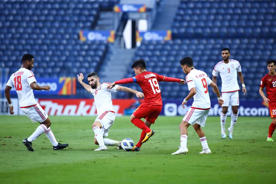 U23 Việt Nam nhập cuộc tự tin trước đối thủ được đánh giá cao hơn U23 UAE. Quang Hải và động đội xử lý bóng tốt và có thế trận chặt chẽ. (Ảnh: Nguyên An/Vietnam+)