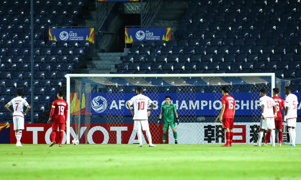 Đầu hiệp 2, tuyển U23 Việt Nam phải chịu quả 11 mét khi trọng tài xác định Tấn Sinh đã phạm lỗi với đối thủ trong vòng cấm. (Ảnh: Nguyên An/Vietnam+)