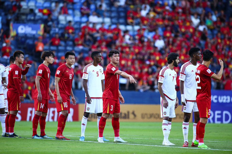 Hàng thủ tuyển U23 Việt Nam phải rất vất vả để có thể ngăn cản đối phương trong những đường lên bóng ở cả hai cánh và trung lộ. (Ảnh: Nguyên An/Vietnam+)