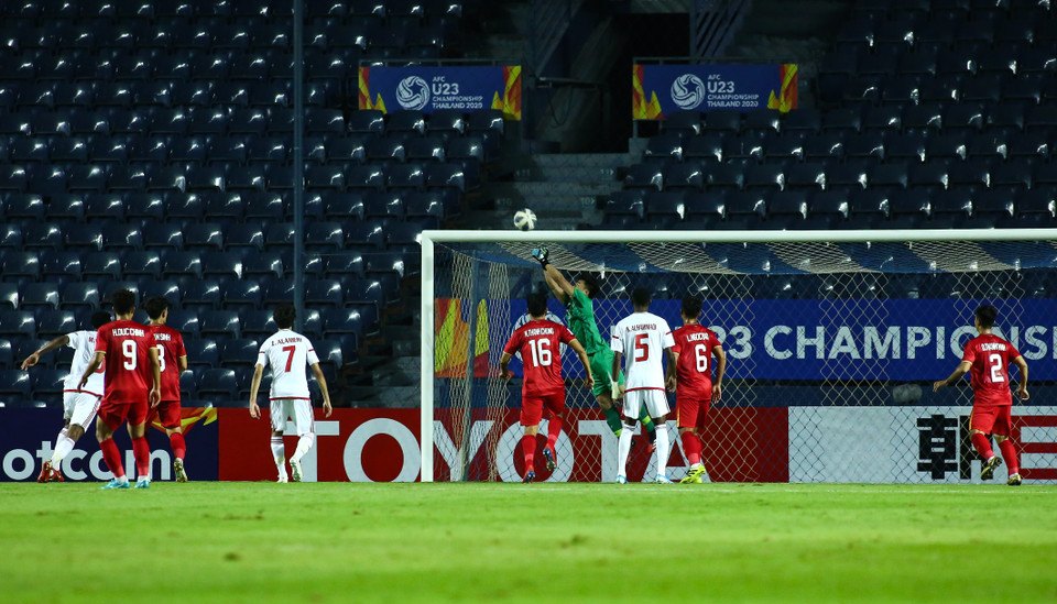 Tuy nhiên, tổ trọng tài VAR xác nhận điểm phạm lỗi ngoài vòng cấm nên trọng tài chính chỉ cho U23 UAE có tình huống đá phạt thay vì penalty. Nhờ đó, Bùi Tiến Dũng dễ dàng cản phá cú sút. (Ảnh: Nguyên An/Vietnam+)