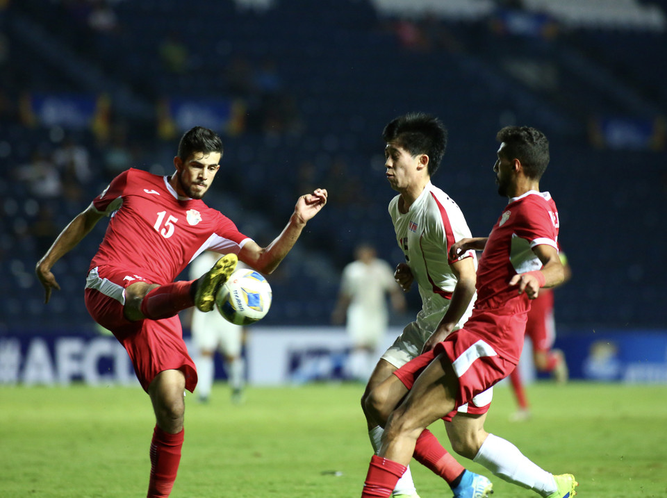 Tuy nhiên, thời gian còn lại là quá ít để U23 Triều Tiên có thể tìm kiếm ít nhất một kết quả hoà. Những nỗ lực cuối cùng chỉ giúp đội bóng này có một bàn thắng duy nhất ở phút bù giờ cuối cùng. (Ảnh: Nguyên An/Vietnam+)