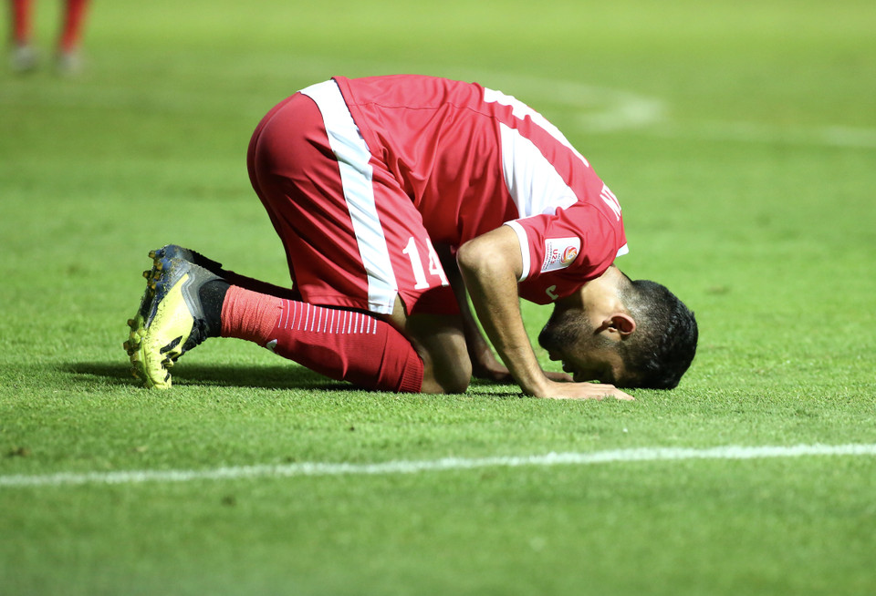 Tuy nhiên, tâm trạng cầu thủ hai bên là hoàn toàn đối ngược. Trong ảnh, một cầu thủ U23 Jordan quỳ xuống cầu nguyện vì vừa có được chiến thắng nghẹt thở. (Ảnh: Nguyên An/Vietnam+)