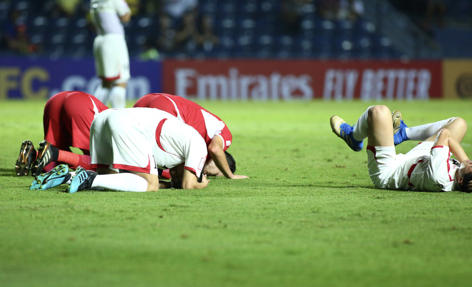 Không chỉ U23 Triều Tiên gục xuống sân, các cầu thủ U23 Jordan cũng quỳ xuống sau khi biết đã nắm chắc chiến thắng cùng 3 điểm trọn vẹn. (Ảnh: Nguyên An/Vietnam+)