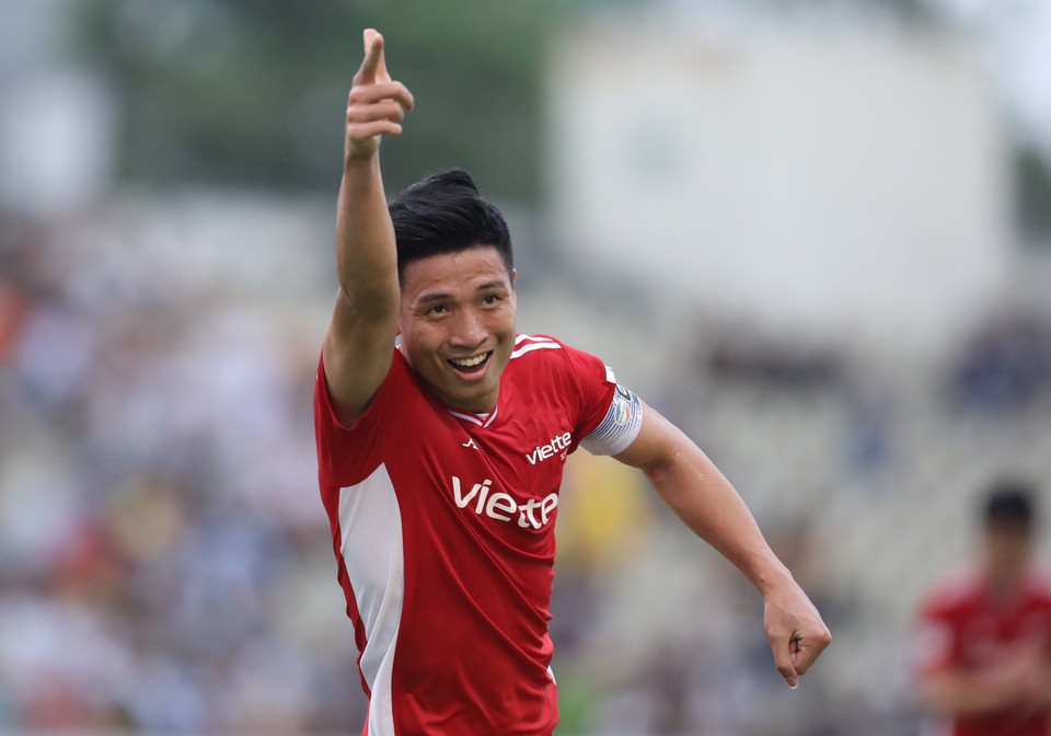 Dẫu vậy, Viettel tận dụng cơ hội tốt hơn để mở tỷ số. Trung vệ Bùi Tiến Dũng ghi bàn cho đội khách sau pha đánh đầu lái bóng điểm rơi từ cú tạt của Bruno Santos ở phút 31. (Ảnh: PV/Vietnam+) 