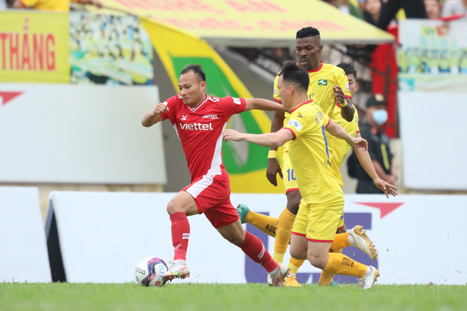 Điều này khiến thế trận ngày một trở nên hấp dẫn hơn. Tuy nhiên, hiệp một trận đấu kết thúc với chỉ 1 bàn thắng được ghi dù hai bên tung ra số cơ hội nguy hiểm nhiều như nhau. (Ảnh: PV/Vietnam+) 