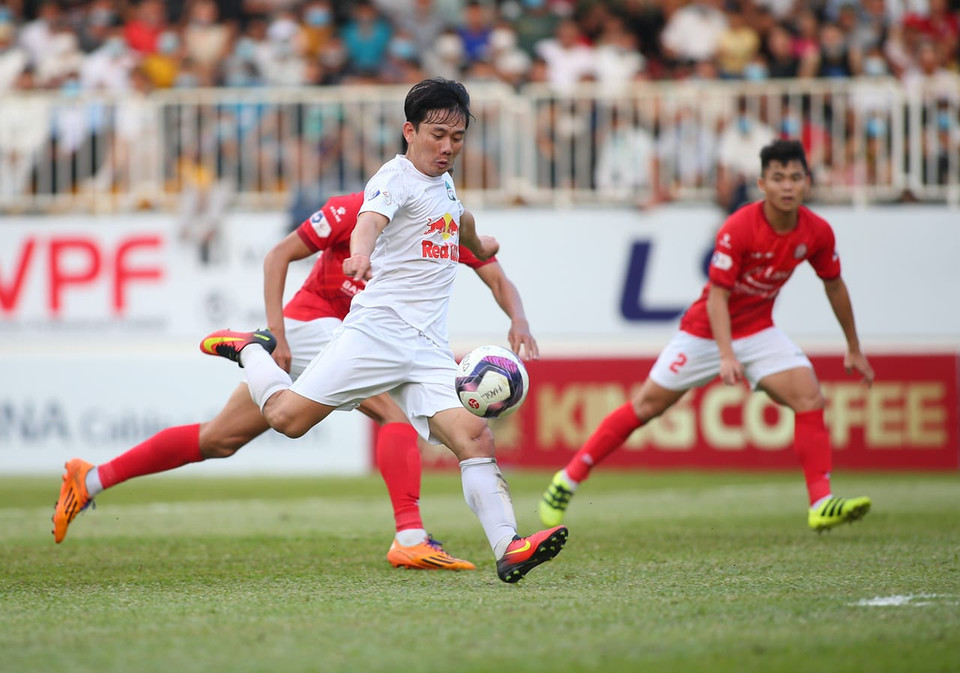 Nhờ bàn thắng này, Hoàng Anh Gia Lai càng chơi càng hưng phấn trên sân nhà dù cho CLB TP.HCM cũng đã nhập cuộc tự tin với Lee Nguyễn đóng vai trò 'nhạc trưởng.' (Ảnh: PV/Vietnam+)