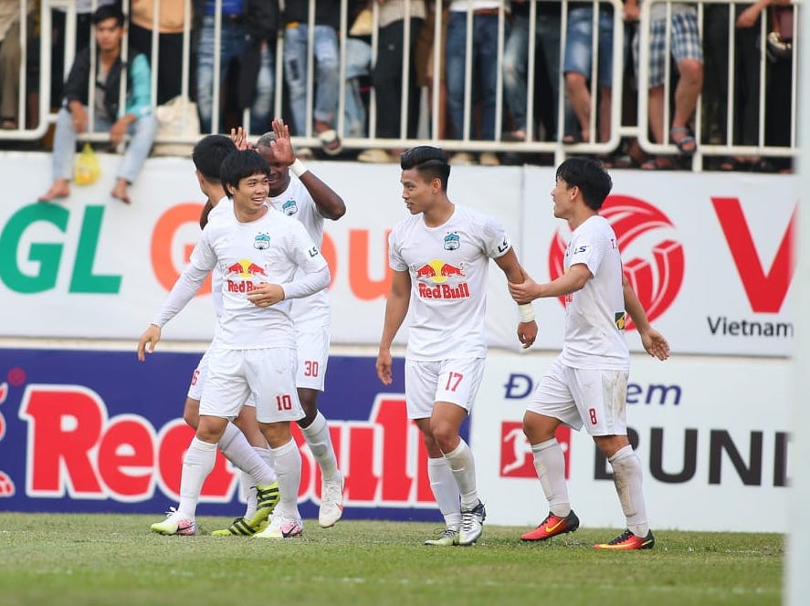Công Phượng mở tỷ số ở phút 34 chỉ sau 4 phút vào sân từ ghế dự bị. Giống như ở trận thắng 3-0 Viettel cách đây ít ngày, cầu thủ này chớp cơ hội bên cánh phải và tung cút sút chìm bằng chân trái để đánh bại thủ môn. (Ảnh: PV/Vietnam+)