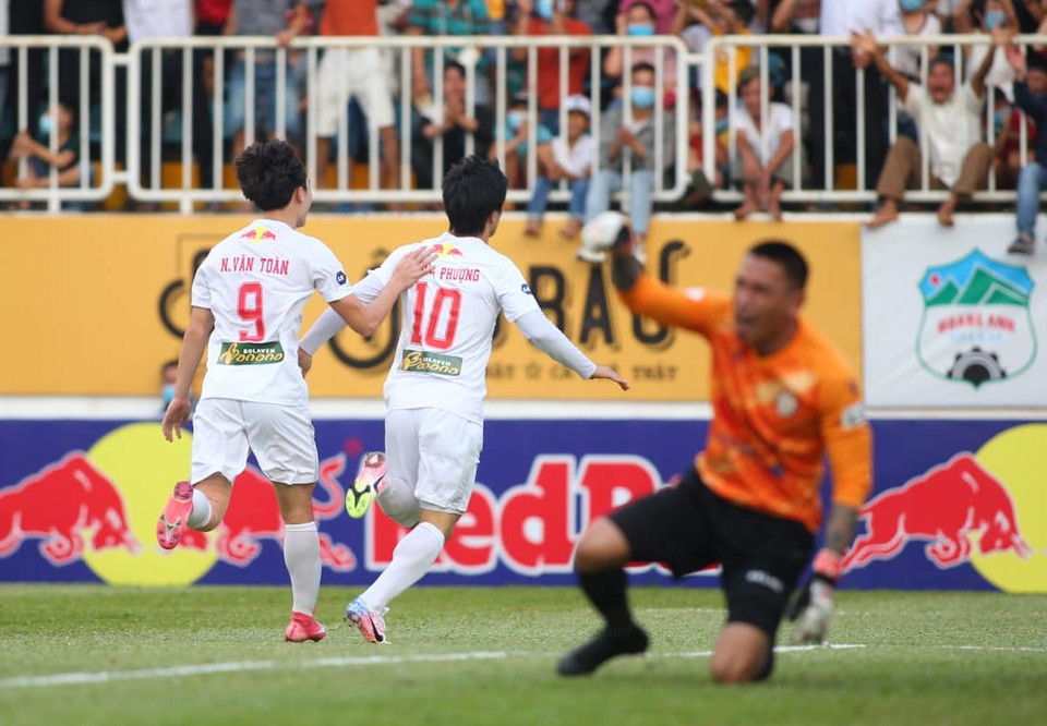 Tuy nhiên, màn tỏa sáng của Công Phượng và đồng đội đã khiến đối thủ rời sân Pleiku với 'hai bàn tay trắng.' (Ảnh: PV/Vietnam+)