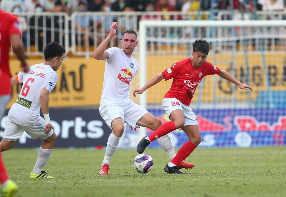 Tuy vậy, họ cũng không quá mải mê tấn công sau khi đã dẫn bàn mà chơi thực dụng, chậm rãi để đưa đối phương vào thế bế tắc. (Ảnh: PV/Vietnam+)