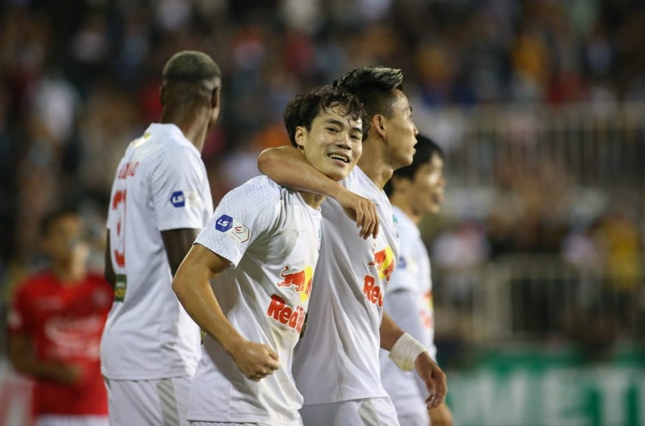 Chiến thắng 3-0 giúp Hoàng Anh Gia Lai tiếp tục nối dài chuỗi ngày hạnh phúc với huấn luyện viên Kiatisak. Họ đang dẫn đầu bảng xếp hạng V-League 2021 với chuỗi 5 trận bất bại. (Ảnh: PV/Vietnam+)