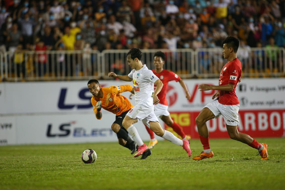 Phút 77, Văn Toàn vượt qua thủ môn CLB TP.HCM để nâng tỷ số 2-0 sau đường phản công mẫu mực từ sân nhà. (Ảnh: PV/Vietnam+)