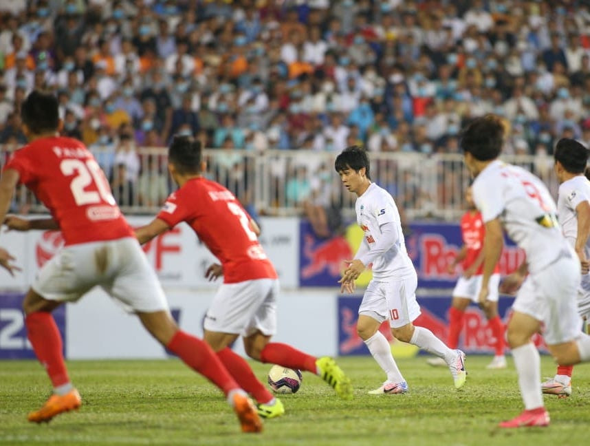 Hoàng Anh Gia Lai tiếp đón Câu lạc bộ Thành phố Hồ Chí Minh (CLB TP.HCM) trên sân nhà Pleiku là trận cầu tâm điểm của vòng 6 V-League 2021. Trước trận, đội khách được dự đoán sẽ gây nhiều khó khăn cho chủ nhà. (Ảnh: PV/Vietnam+)