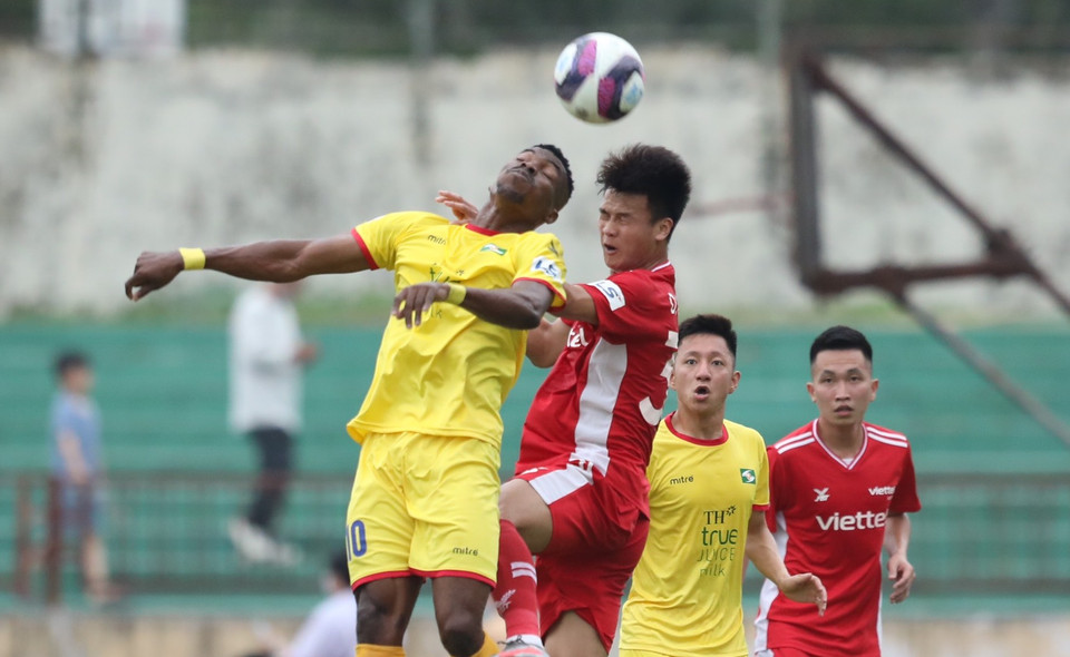 Sang hiệp hai, Sông Lam Nghệ chủ động đẩy cao hơn trong thế bị dẫn bàn. Hàng loạt cơ hội của họ được tạo ra từ những cú đánh đầu. (Ảnh: PV/Vietnam+) 
