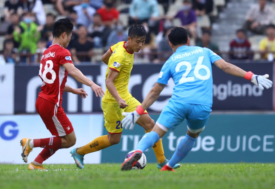 Trong khi đó, Sông Lam Nghệ An cực kỳ nguy hiểm với những đường lên bóng bên cánh trái với Phan Văn Đức. Cầu thủ này nhiều lần khiến hàng thủ gồm hai trung vệ tuyển Việt Nam của Viettel phải lúng túng. (Ảnh: PV/Vietnam+) 