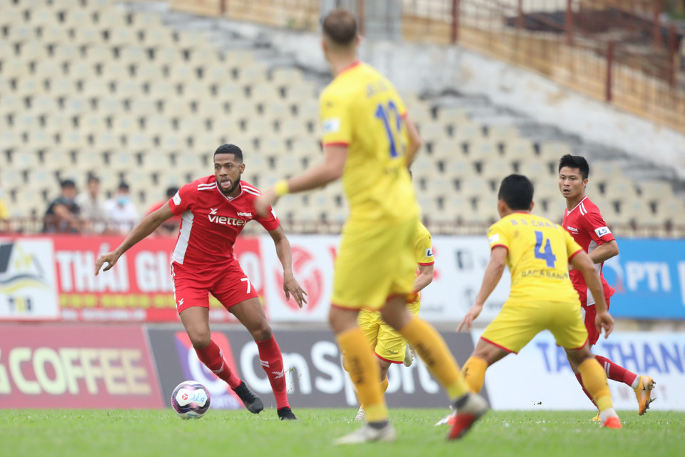 Viettel cho thấy sự nguy hiểm từ những pha bóng nhanh, hướng tới hai mũi nhọn Caique và Bruno Santos. (Ảnh: PV/Vietnam+) 