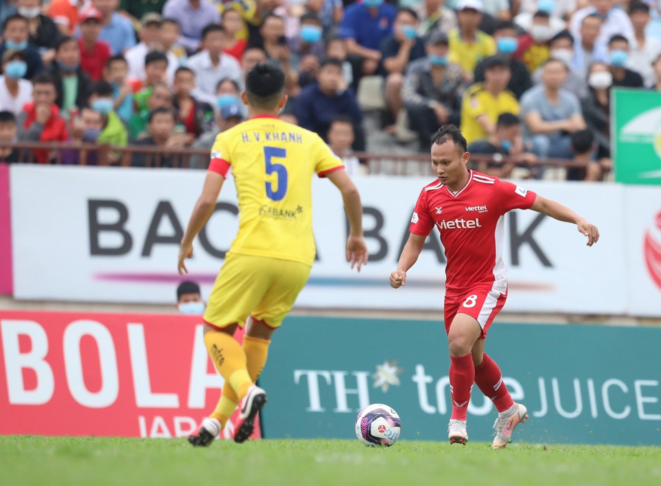 Viettel làm khách trên sân Vinh của Sông Lam Nghệ được đông đảo khán giả xứ Nghệ quan tâm bởi trong đội hình có những ngôi sao như Quế Ngọc Hải, Trọng Hoàng. (Ảnh: PV/Vietnam+) 