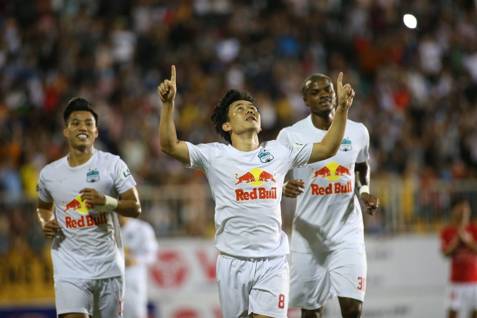 Và Minh Vương sau đó nhanh chóng ấn định tỷ số 3-0 trên chấm phạt đền khi chính cầu thủ này bị phạm lỗi trong vòng cấm trước đó. (Ảnh: PV/Vietnam+)