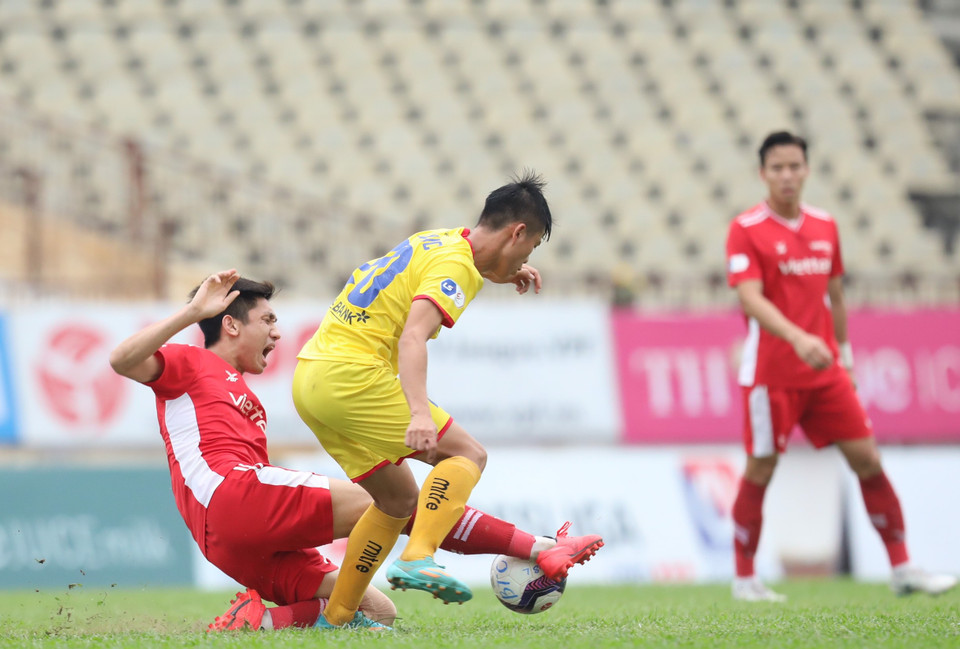 Tuy nhiên, hàng thủ của Viettel vẫn đứng vững. Càng về cuối trận, đội bóng này càng chơi chậm, tập trung phòng ngự để khiến Sông Lam Nghệ An bế tắc và bảo toàn tỷ số 1-0. (Ảnh: PV/Vietnam+) 