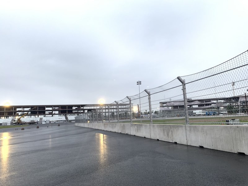 Các khối bê tông này là một phần của hệ thống hàng rào an toàn đang được lắp đặt. Mỗi tấm nặng tới 4 tấn, được sản xuất trong nước theo tiêu chuẩn của FIA. Bên trên mỗi tấm bên tông là những tấm hàng rào thép nhập khẩu từ Thuỵ Sĩ - đơn vị duy nhất được FIA chứng nhận an toàn. Tổng cộng có 3.200 tấm bê tông được sử dụng cho đường đua Hà Nội – tương đương với chiều dài 12.800m. (Ảnh: PV/Vietnam+)