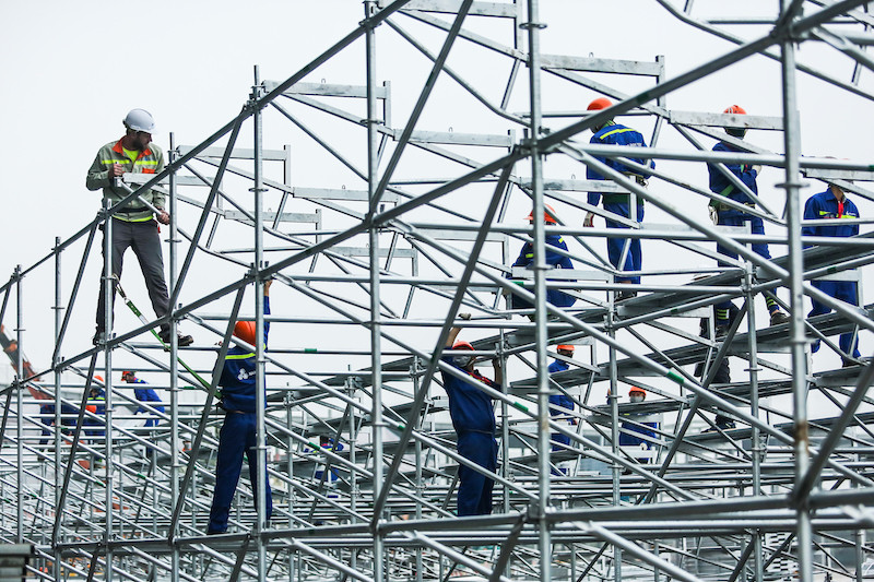 Nhịp độ công việc đang khẩn trương hơn bao giờ hết, nhưng sự chuẩn xác trong tuân thủ các yêu cầu kỹ thuật luôn được đề cao trong mọi khâu đoạn. Giám đốc đường đua F1 Michael Masi đã đến khảo sát và bất ngờ trước tiến độ thần tốc của đường đua Hà Nội. (Ảnh: PV/Vietnam+)