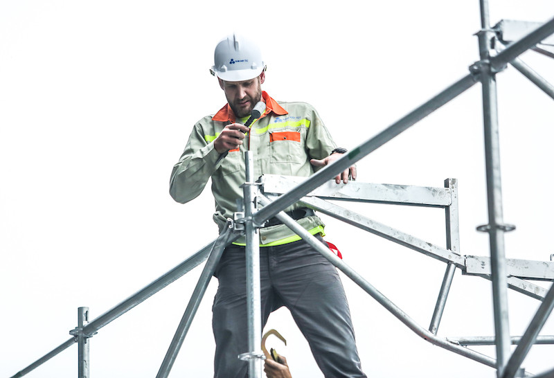 Các kỹ sư nước ngoài trực tiếp tham gia vào quá trình giám sát và thi công tại công trình, đảm bảo tuân thủ các tiêu chuẩn khắt khe của Liên đoàn Ôtô Quốc tế (FIA). (Ảnh: PV/Vietnam+)