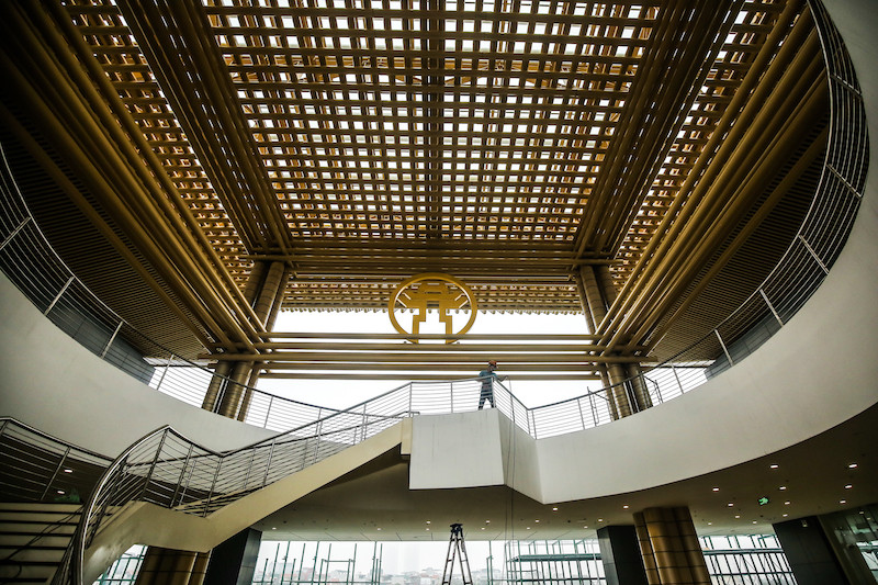 Toà nhà Pit đang nhận được những sự chăm chút cuối cùng cho các chi tiết trang trí nội thất. Tất cả sẽ được hoàn thành và bàn giao cho FIA vào tháng 3 năm 2020 theo đúng tiến độ, sẵn sàng cho giải đua lớn nhất thế giới lần đầu được tổ chức tại Việt Nam từ ngày 3/4 đến 5/4. (Ảnh: PV/Vietnam+)