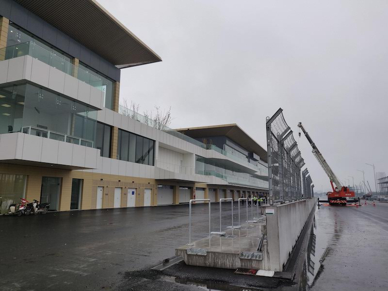 Bên trong hàng rào an toàn là garage của các đội. Đây sẽ là nơi đặt trạm điều hành kỹ thuật của các đội đua. Hạng mục này cũng đã hoàn thành. (Ảnh: PV/Vietnam+)