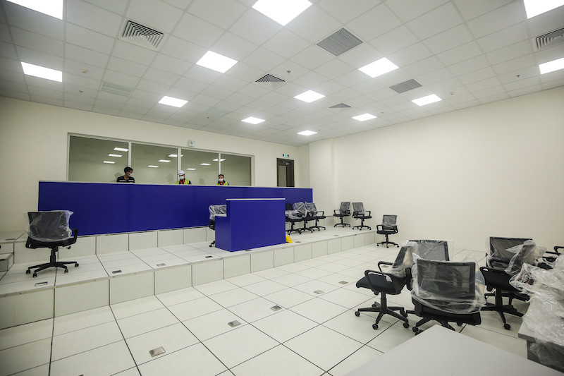 Race Control - Phòng điều hành chặng đua, nơi các trọng tài quan sát toàn bộ chặng đua và đưa ra các quyết định liên quan đến việc thắng bại của các đội - bắt đầu được lắp đặt. Hệ thống màn hình quan sát khắp đường đua sẽ được bố trí xung quanh phòng giúp các trọng tài có thể quan sát rõ và đầy đủ nhất. (Ảnh: PV/Vietnam+)