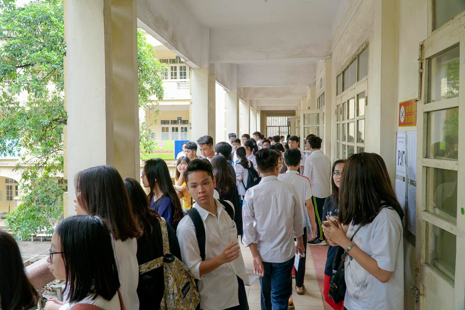 Thí sinh tập trung chờ đợi bên ngoài phòng thi. (Ảnh: Minh Hiếu/Vietnam+)