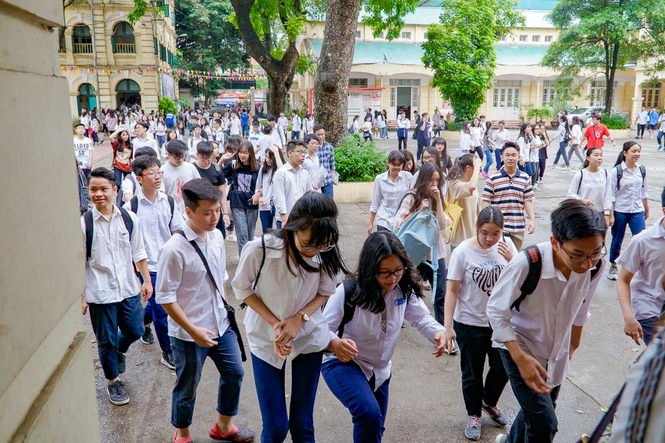 Sau khi cập nhật được thông tin, các thí sinh nhanh chóng lên phòng thi. (Ảnh: Minh Hiếu/Vietnam+)