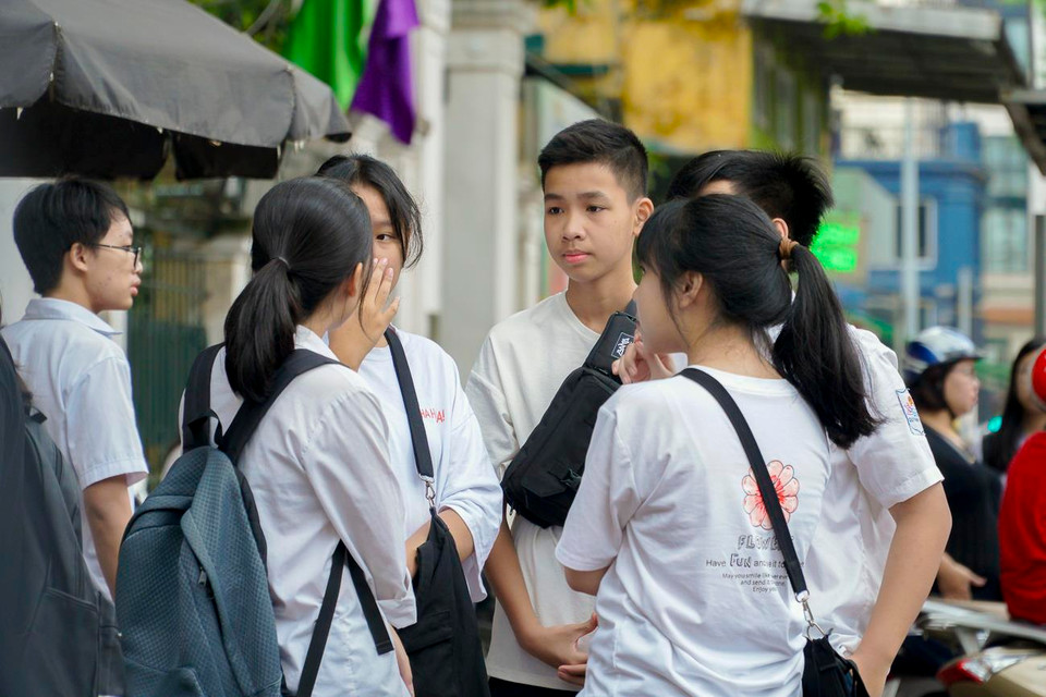 Những thí sinh đến sớm trò chuyện với nhau về ngày tuyển sinh đầu tiên. (Ảnh: Minh Hiếu/Vietnam+)