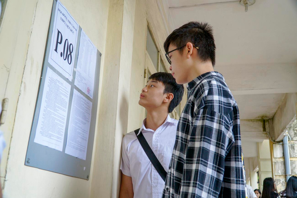 Danh sách thí sinh được dán ở mỗi phòng để các em có thể tìm được phòng thi của mình. (Ảnh: Minh Hiếu/Vietnam+)