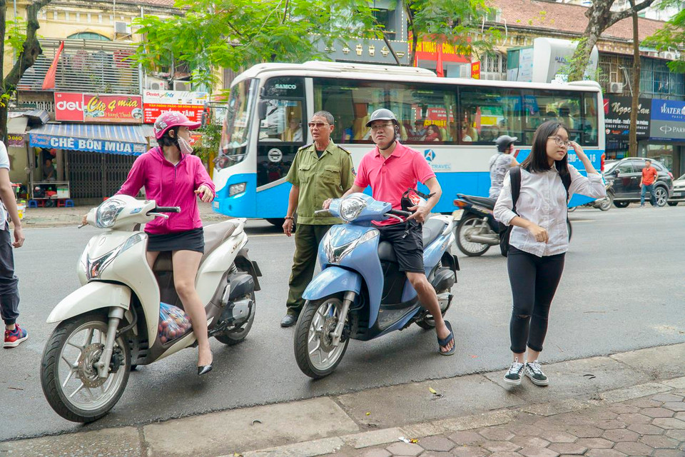 Dù bận rộn nhưng hầu như tất cả các phụ huynh đều sắp xếp thời gian đưa con mình đến địa điểm thi để tập trung. (Ảnh: Minh Hiếu/Vietnam+)