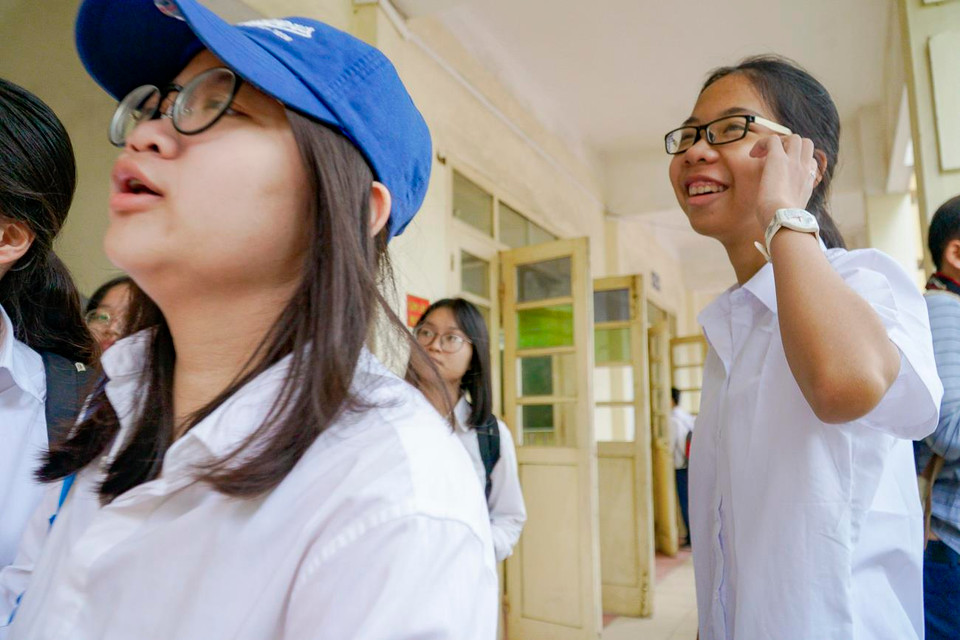 Khi đã tìm được phòng thi, các thí sinh đã liên lạc với phụ huynh bên ngoài để cập nhật tình hình. (Ảnh: Minh Hiếu/Vietnam+)