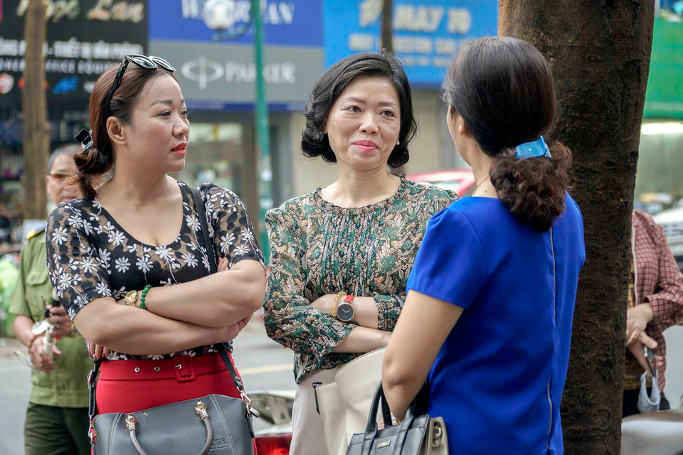 Phụ huynh đang chia sẻ về tình hình học tập thi cử của các con. (Ảnh: Minh Hiếu/Vietnam+)