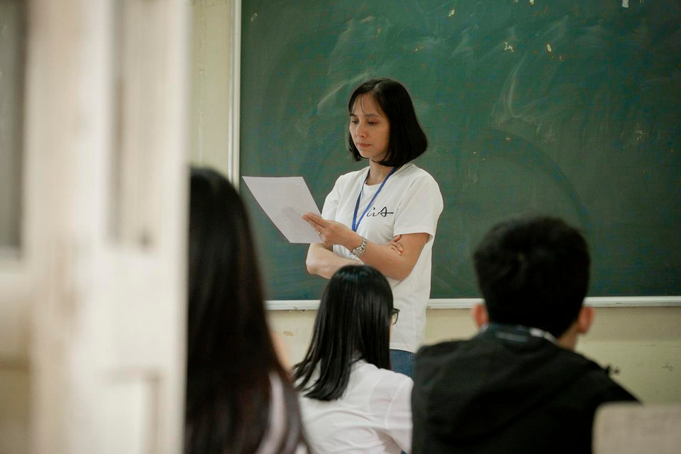 Giám thị phổ biến quy chế, những nội dung cần thiết cho những buổi thi sắp tới. (Ảnh: Minh Hiếu/Vietnam+)