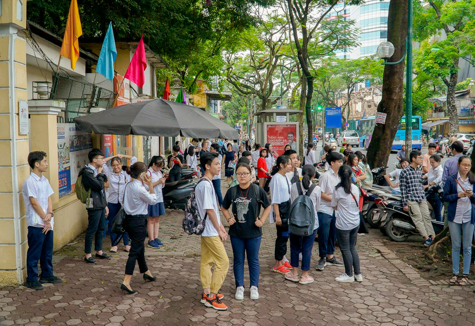Mặc dù 9 giờ mới bắt đầu tập trung, nhưng đã có nhiều học sinh đến từ rất sớm bên ngoài cổng trường. (Ảnh: Minh Hiếu/Vietnam+)