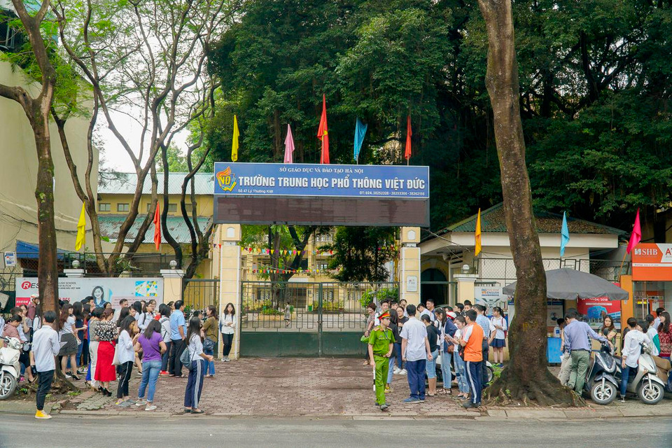 Các chiến sĩ Công an túc trực đảm bảo trật tự an ninh xung quanh khu vực. (Ảnh: Minh Hiếu/Vietnam+)