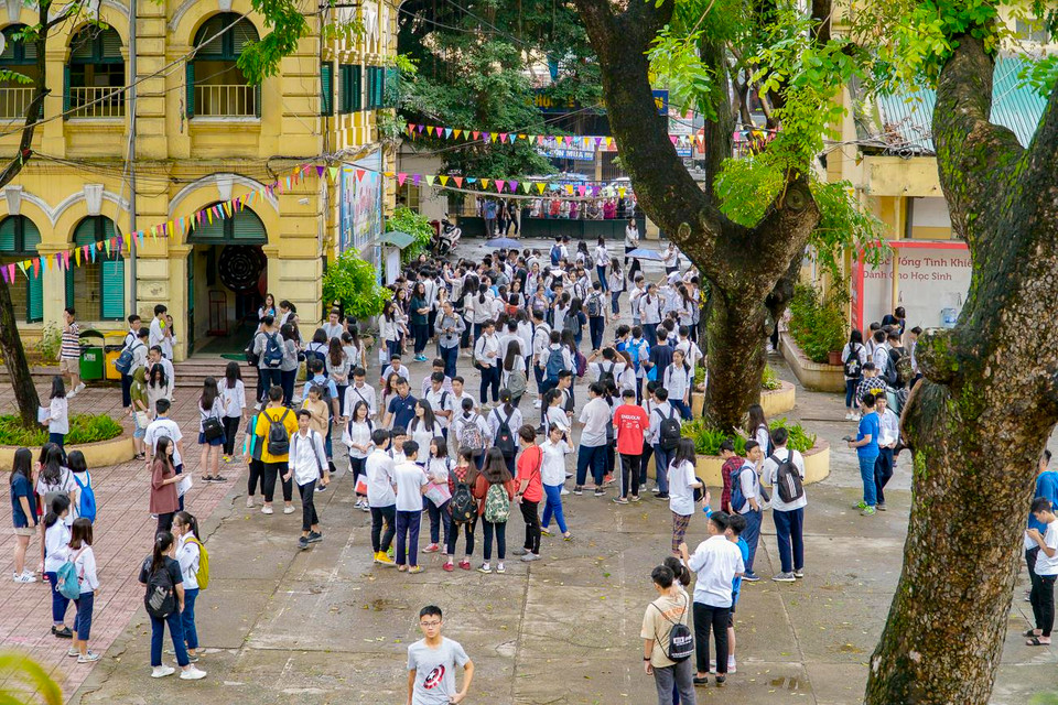 Đúng 9 giờ 00 phút, nhà trường mở cửa để thí sinh vào trường tập trung. (Ảnh: Minh Hiếu/Vietnam+)