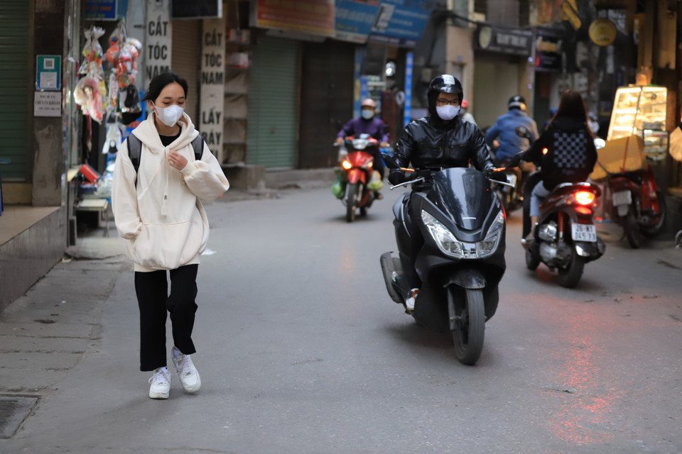 Trái ngược với thời tiết ngày hôm qua 13/2, nhiệt độ cao nhất gần 30 độ C thì sáng hôm nay người dân đã cảm nhận được cái rét khi nền nhiệt giảm xuống dưới 20 độ C. (Ảnh: Hoài Nam/Vietnam+)