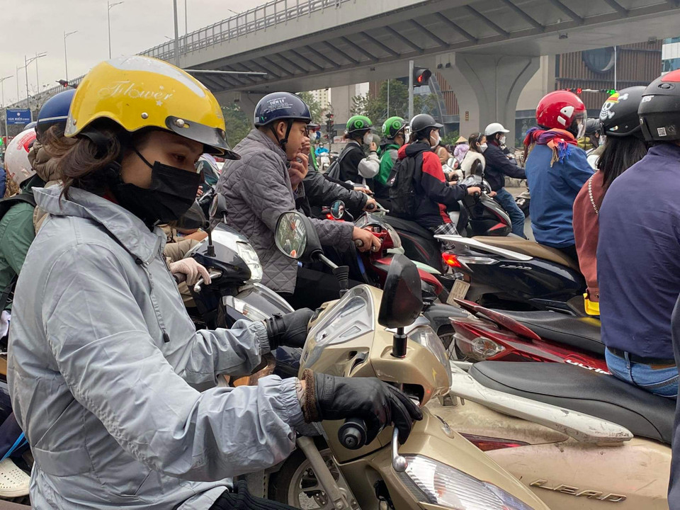 Găng tay, khăn len,.. là những trang phục không thể thiếu trong thời tiết như thế này. (Ảnh: Hoài Nam/Vietnam+)
